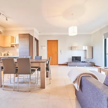 Modern Apartment, With Shared Rooftop Solarium *