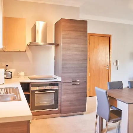 Modern Apartment, With Shared Rooftop Solarium *