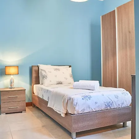 Modern Apartment, With Shared Rooftop Solarium *